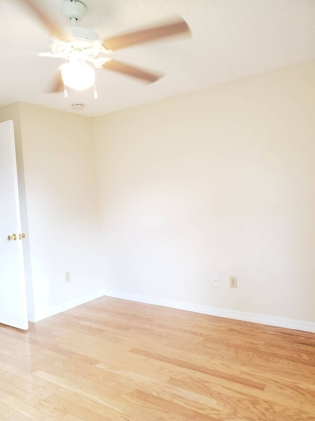 Building Photo - 3 bedroom 2 bath rental NO FENCE