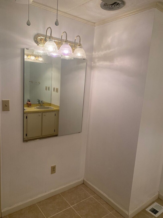 Building Photo - Waterfront 3 bedroom 2 bath