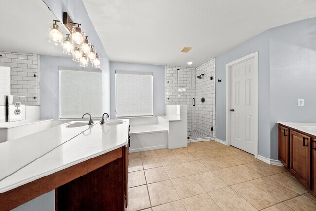 Building Photo - Amazing Pool. stunning 5bed, 3bath, 3Car G...