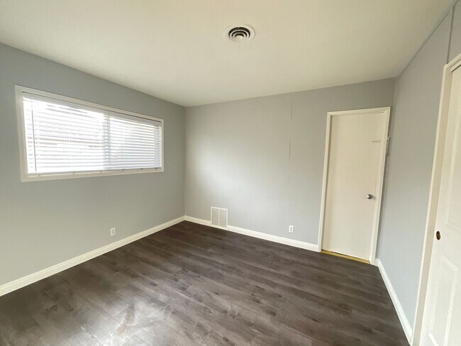 Building Photo - 3 Bedroom 2 Bathroom Single Story Home