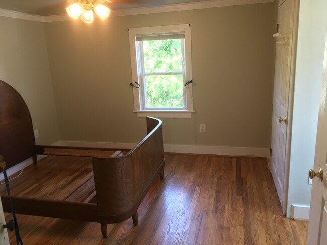 Building Photo - 70 New London Rd