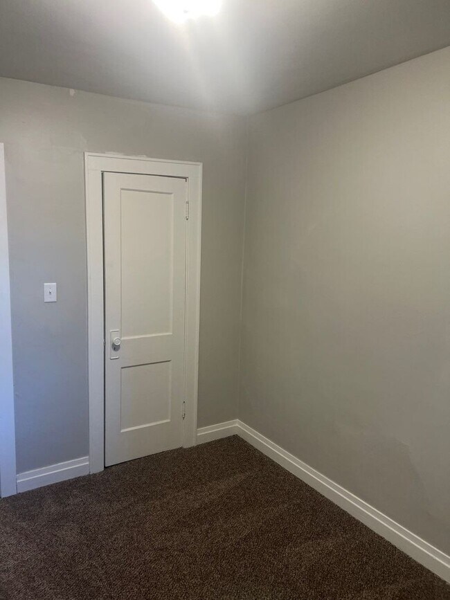 Building Photo - 1207 E Columbus Dr