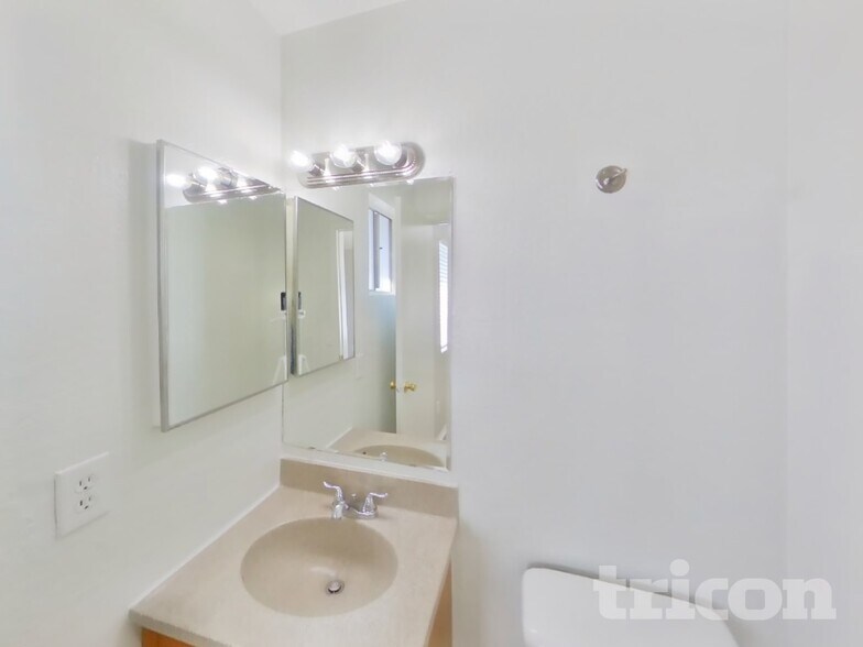 Building Photo - 7331 W Mountain View Rd