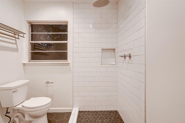 Building Photo - 5325 Western Hills Dr