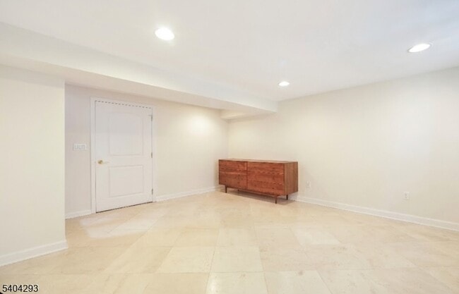 Building Photo - 135 Grove St