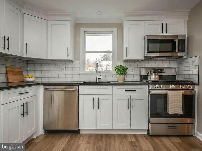 Building Photo - 4426 Hallet St