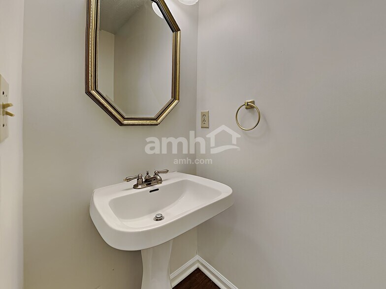 Building Photo - 3234 Sparrowhawk Dr