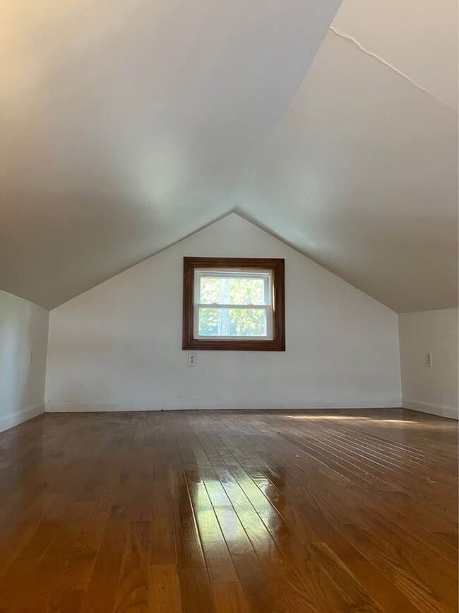 Building Photo - One Bedroom Loft in Covington!!