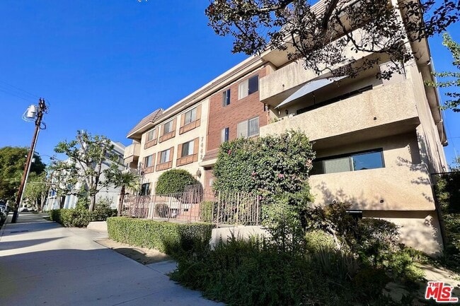 Building Photo - 7442 Hazeltine Ave