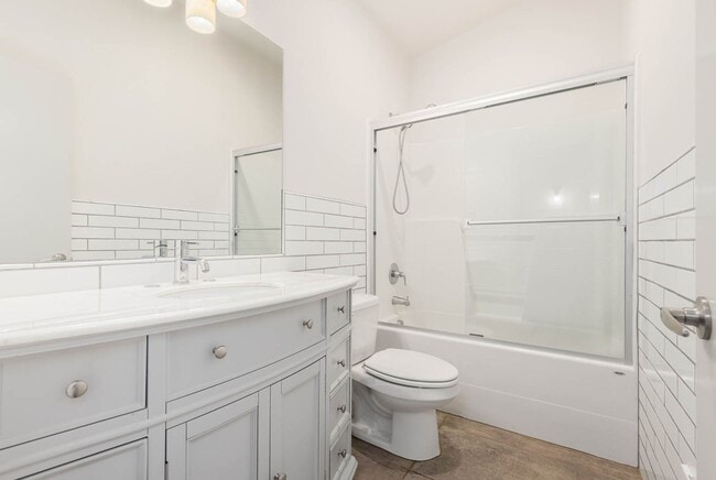 Building Photo - Lovely 3 Bedroom Townhome - Attached Garage