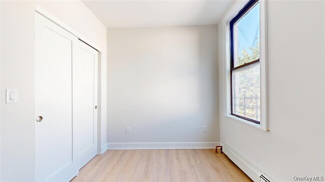 Building Photo - 549 Ashford St