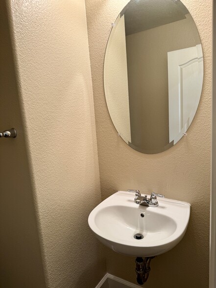 Building Photo - 722 El Paseo Cir