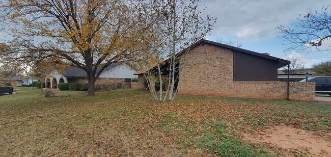 Building Photo - LOVELY 3 bedroom 2 bath home COMING SOON!