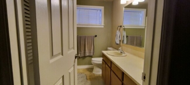 Building Photo - 1250 S Pinewood Dr