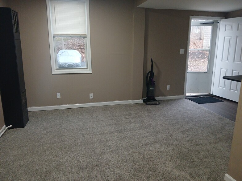 Building Photo - 216 N Main St