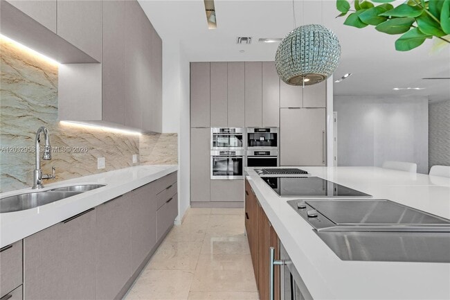 Building Photo - 900 Brickell Key Blvd