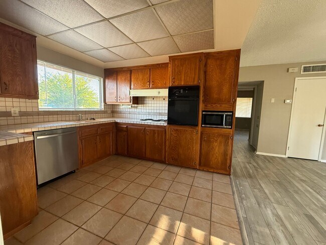 Building Photo - Victorville Green Tree Home- Refurbished 4 Bedrooms, 2 Bathrooms, New Paint,