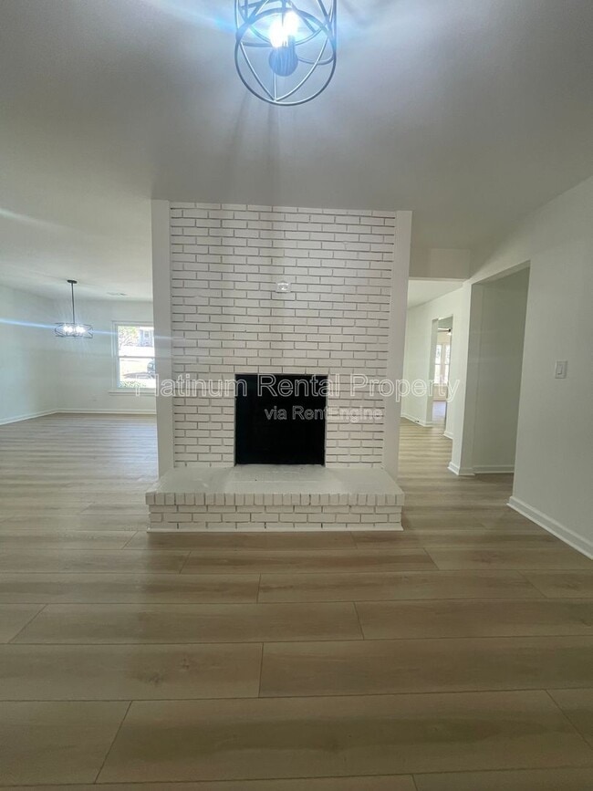 Building Photo - 1245 Shore Dr SW