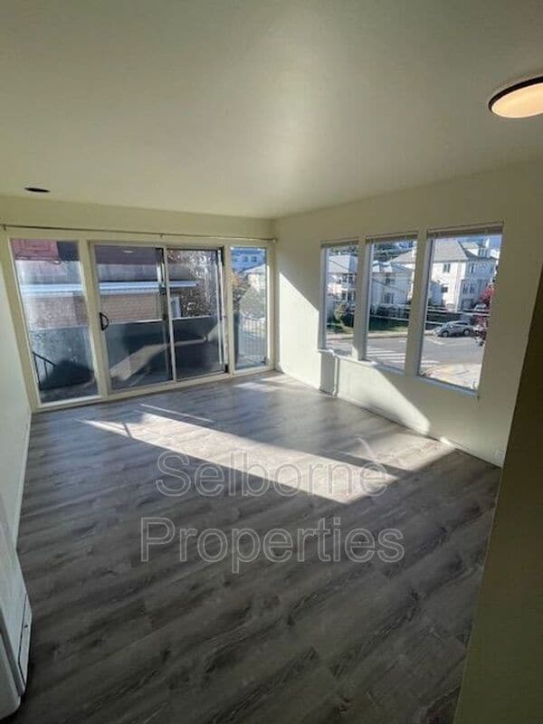 Building Photo - 356 Jayne Ave