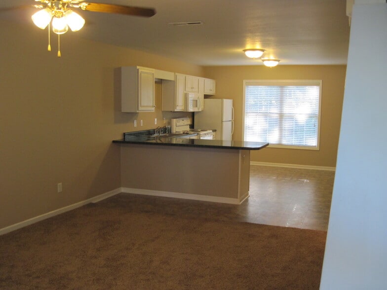 Living room/kitchen - 121B Heatherbrook Ct