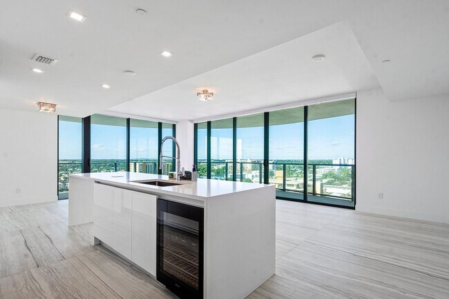 Building Photo - 730 N Ocean Blvd