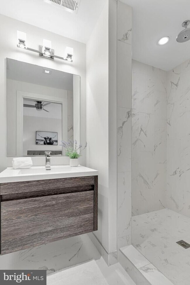 Building Photo - Sunny & Spacious NoMa penthouse with off-s...