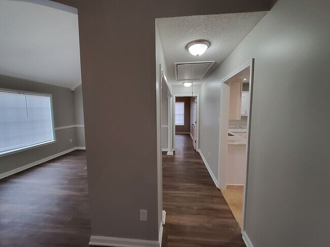 Building Photo - 647 S Sanga Rd