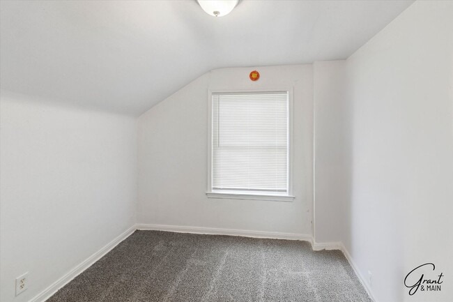 Building Photo - $1500 5 bedroom 2 bath
