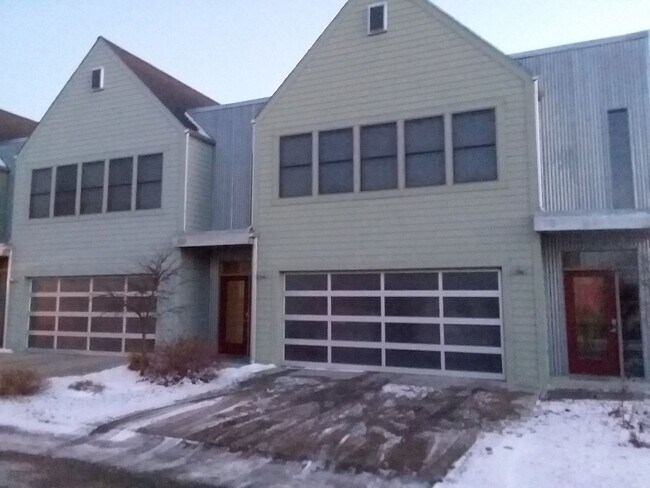 Building Photo - Two Story Townhome Available JULY 2025!