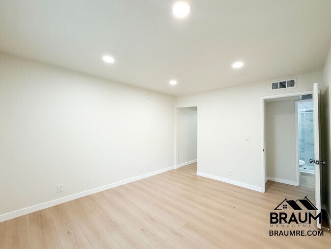 Building Photo - 4404 Stern Ave