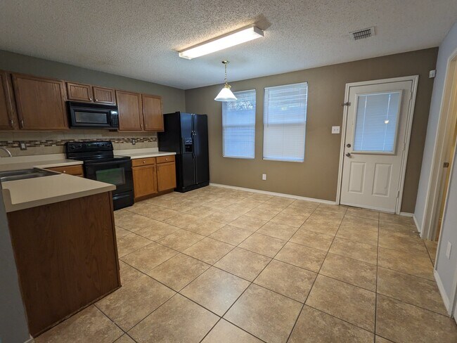 Building Photo - 16424 Red River Ln