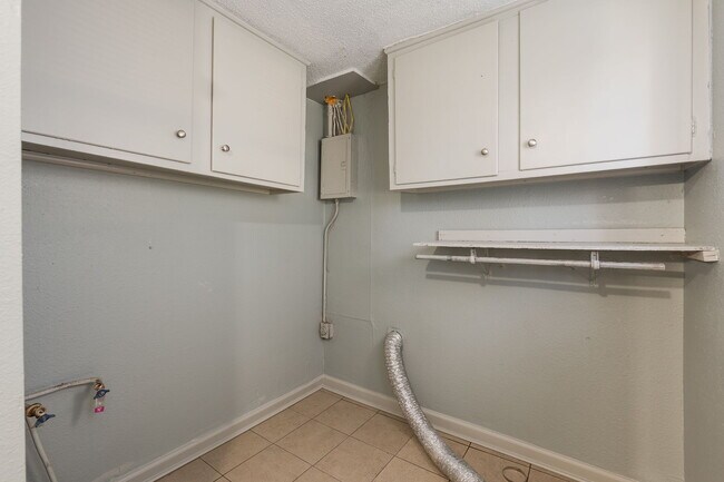 Building Photo - 3332 NW 28th St