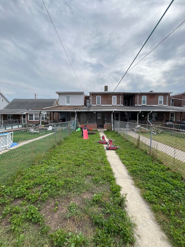 Building Photo - Well-maintained 2 bed home in Northampton ...