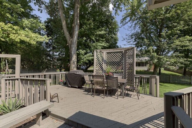 Building Photo - Lovely 4 Bedroom 2 Bath Home in Carmel!