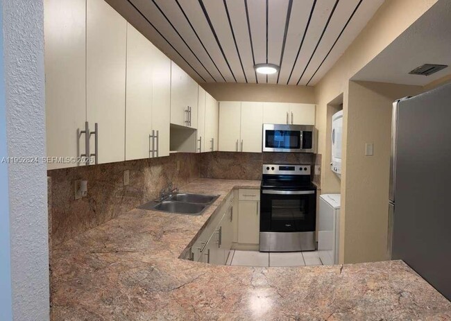 Building Photo - 10090 NW 80th Ct