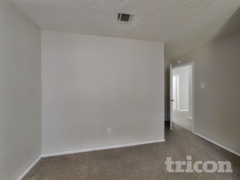 Building Photo - 2802 N Spring Dr