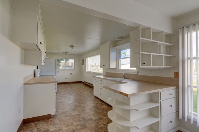 Building Photo - Single Family 2 bedroom 1 Bath Home