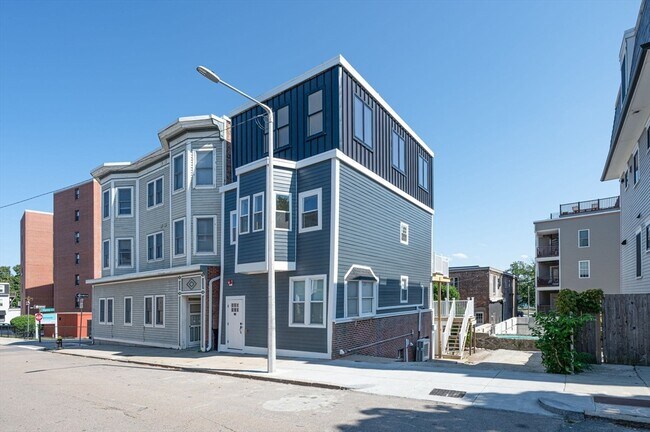 Building Photo - 465 E 8th St