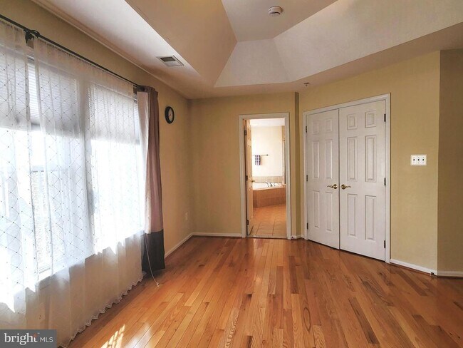 Building Photo - 917 Crestfield Dr