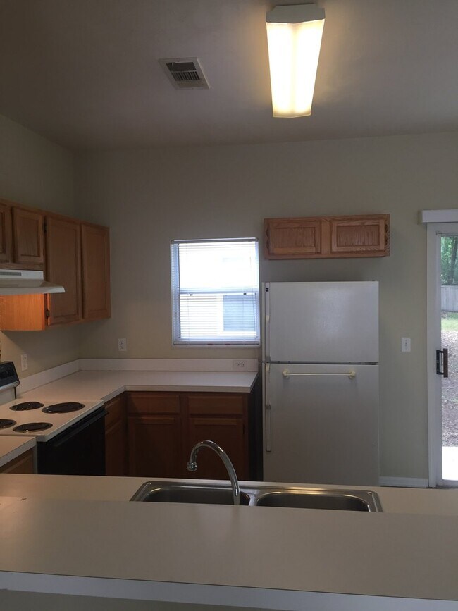 Building Photo - 2 Bedroom 2 1/2 Bath In NW Seventh Street ...