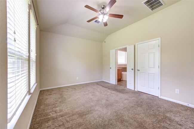 Building Photo - 15727 Whisper Woods Dr