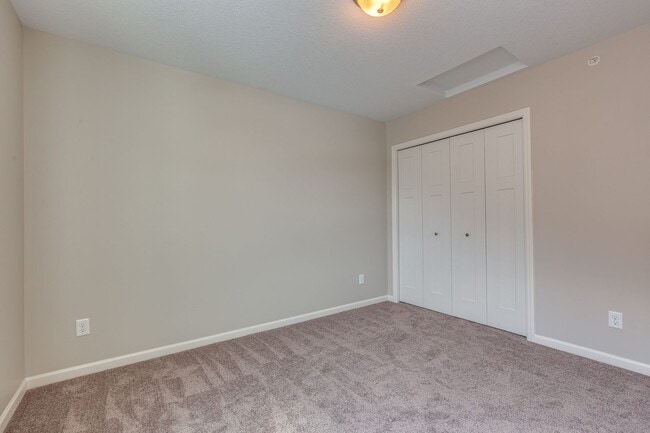 Building Photo - FOR RENT avail April 01: 3bd2ba2car garage END UNIT modern townhome