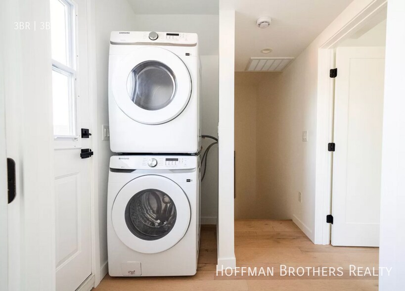 Building Photo - 2681 Roseview Ave