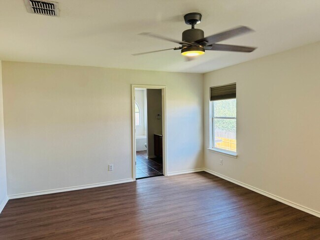 Building Photo - 3 Bedroom/2.5 Bath Springwood Subdivision