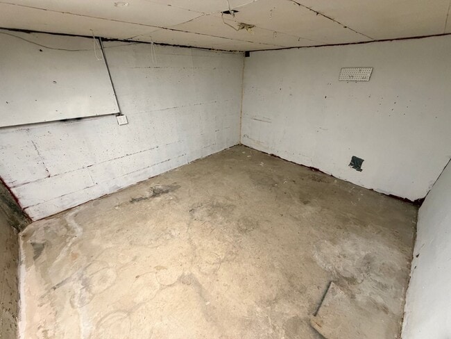 Building Photo - Two Bedroom Duplex With Full Size Basement