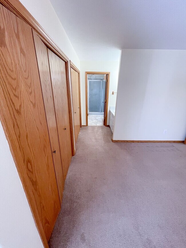 Building Photo - 3 bedroom, 2 bath House