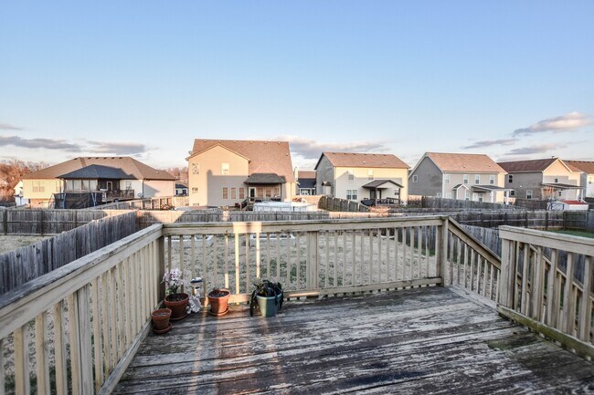 Building Photo - Dog Friendly Three Bedroom!