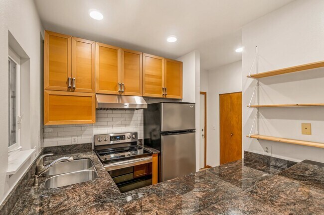 Building Photo - 1 Bedroom Apartment Next To Cal Anderson Park! *Utilities and Garage Parking Included!*