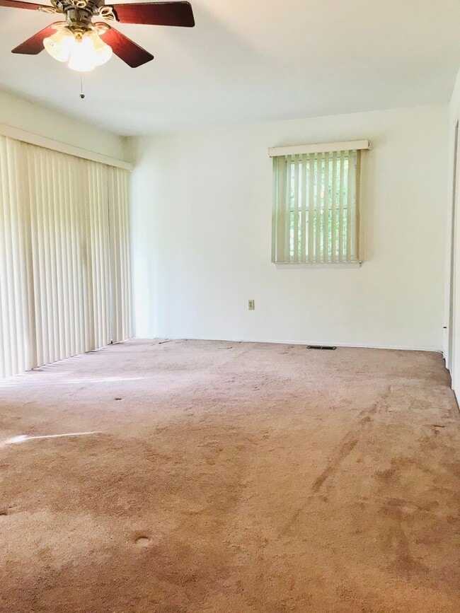 Building Photo - Beautiful 3-Bed/2.5-Bath Townhome in Aston...