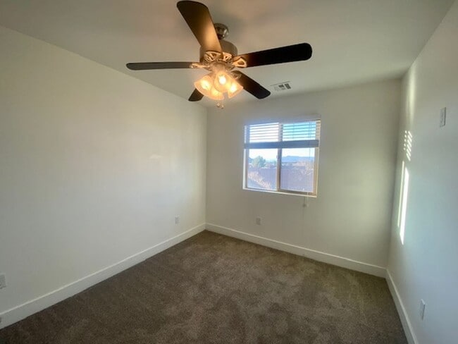 Building Photo - SPACIOUS TOWNHOME IN WASHINGTON